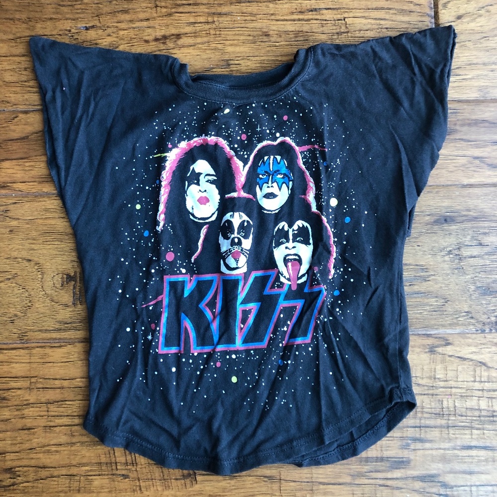 Junk food 2T kiss graphic shirt